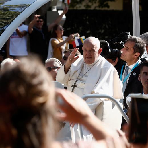 Le pape François salue la foule à son arrivée au stade Vélodrome, dans la ville portuaire de Marseille, le 23 septembre 2023.