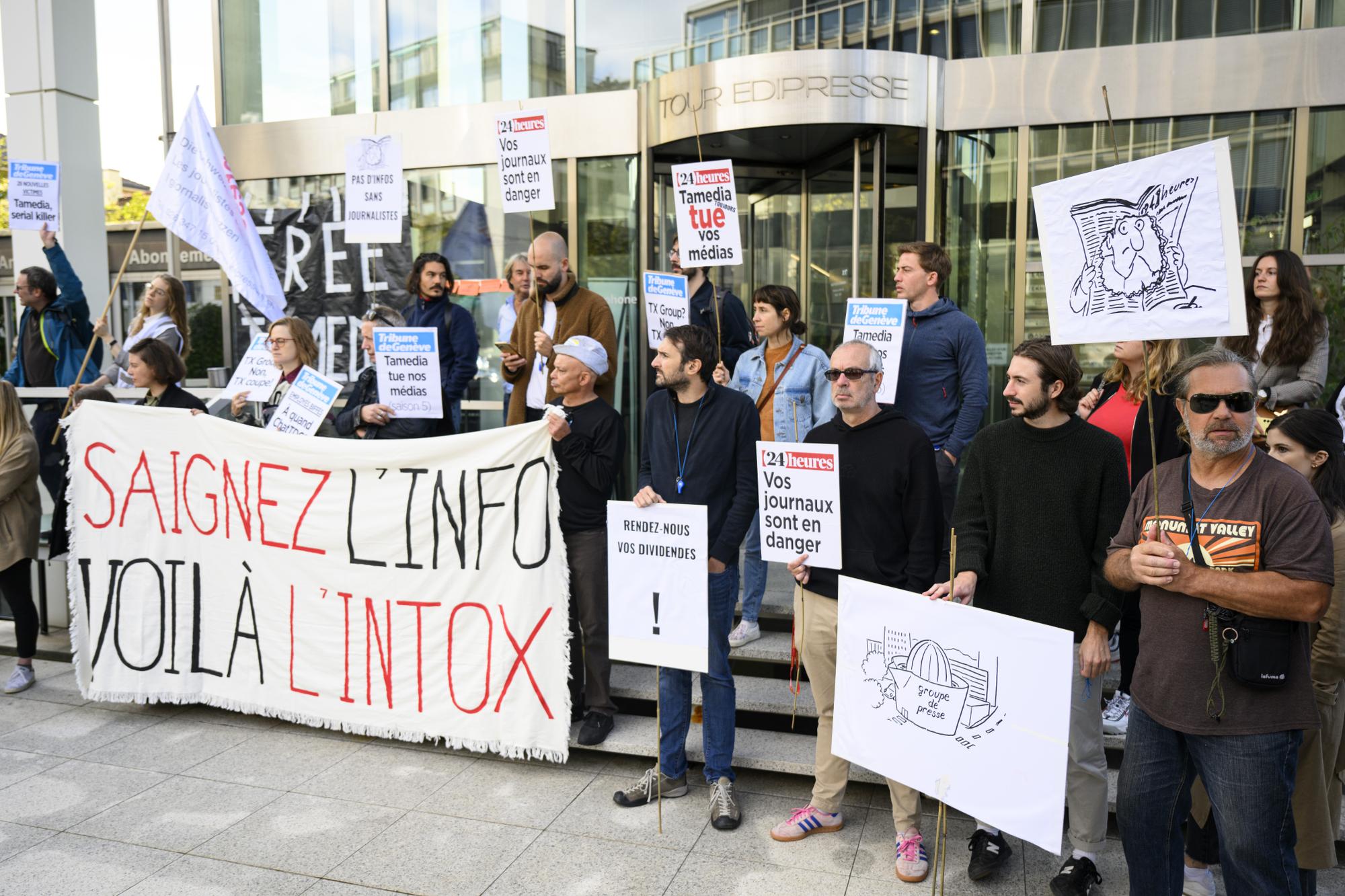 Des journaliste de Tamedia Suisse romande manifestent lors d'un debrayage faisant suite a la reorganisation et l'annonce de 28 licenciements du groupe de media Tamedia Suisse romande, TX Group,ce lundi 25 septembre 2023 devant la Tour Edipresse a Lausanne. (KEYSTONE/Laurent Gillieron)