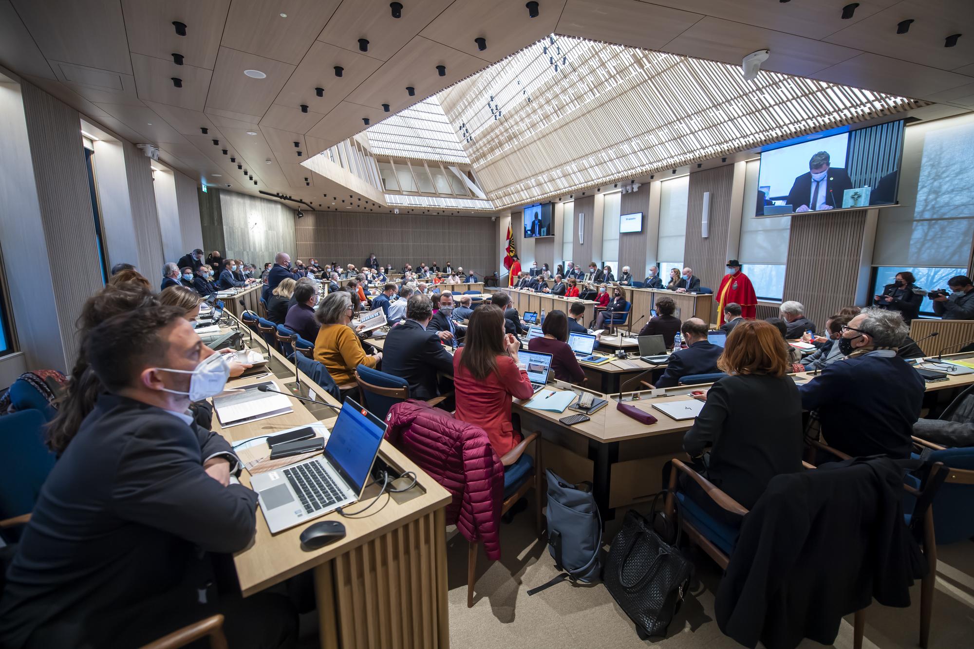 Les deputes genevois siegent pour la premiere fois dans la Salle du Grand Conseil "La salle Nicolas Bogueret" qui a ete entierement renovee et inauguree a ce jours, ce jeudi 27 janvier 2022 a Geneve. (KEYSTONE/Martial Trezzini)