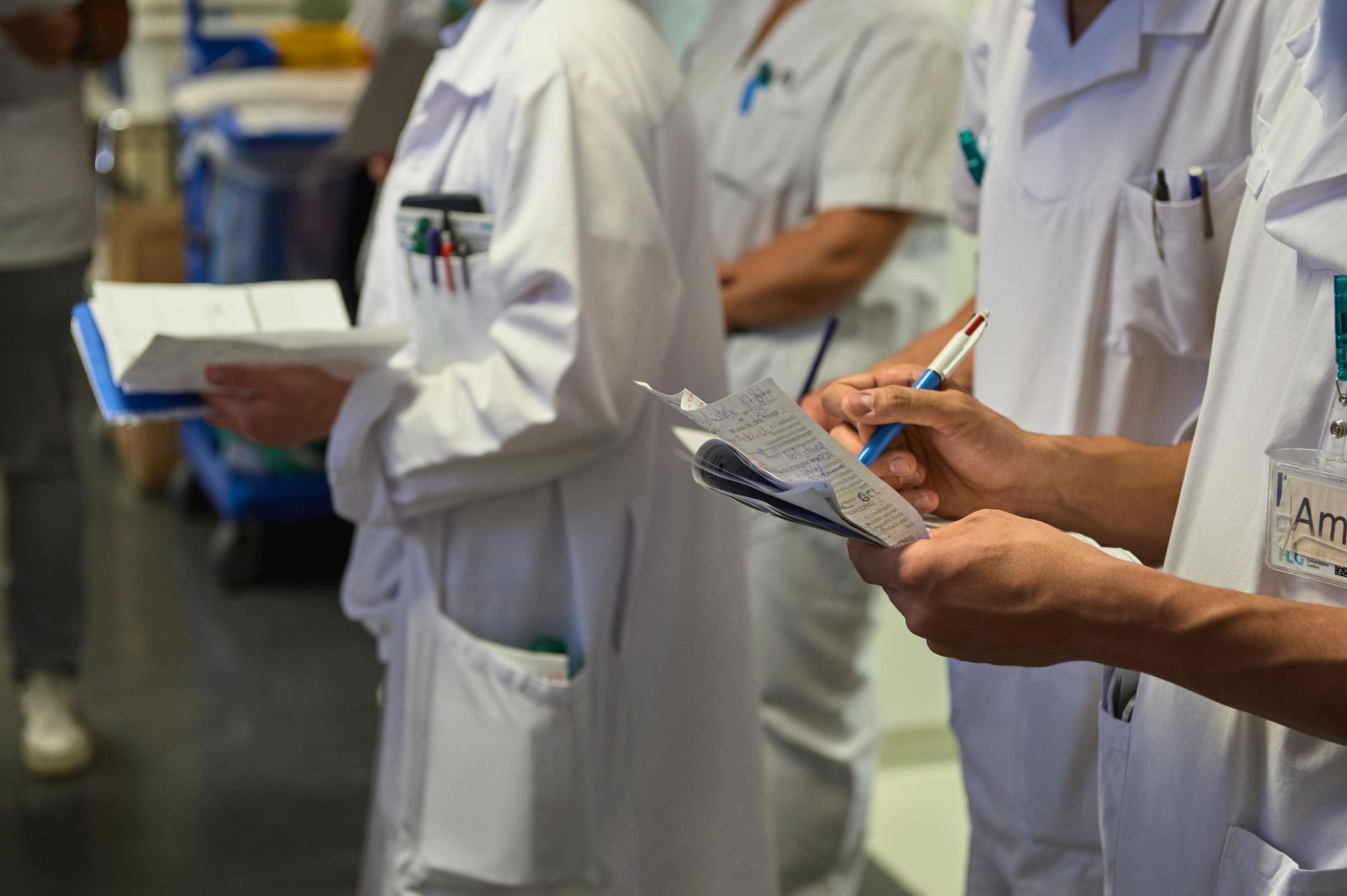 L'Unité COVID, bâtiment Stern, HUG. La visite des patients par l'équipe du Jérôme Stirnemann médecin du service de médecine interne générale, Genève.7.12.2021. Eddy Mottaz / Le Temps