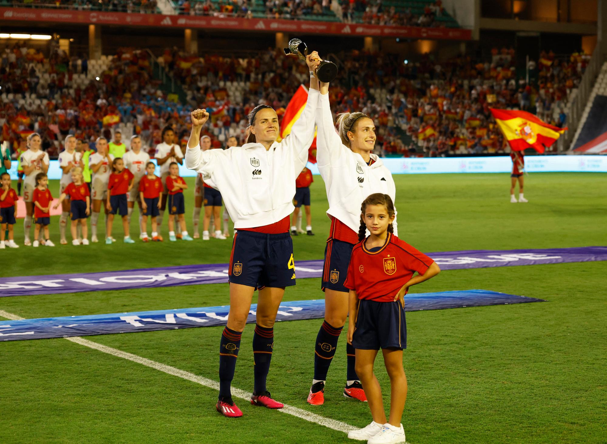 Soccer Football - UEFA Women's Nations League - Group D - Spain v Switzerland - Estadio Municipal Nuevo El Arcangel, Cordoba, Spain - September 26, 2023  Spain's Irene Paredes and Alexia Putellas lift up the World Cup trophy before the match REUTERS/Marcelo Del Pozo