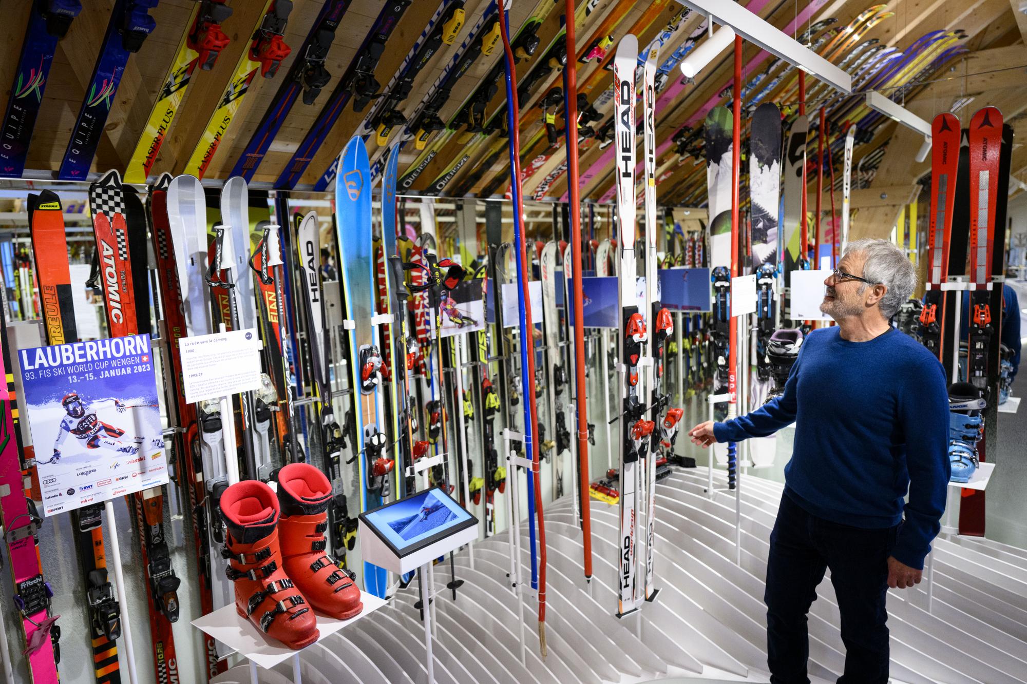 Laurent Donze collectionneur de ski et conservateur du Musee du Ski pose devant une partie de sa collection lors de la presentation a la presse du Musee du ski ce mardi 26 septembre 2023 au Boechet a Les Bois. (KEYSTONE/Laurent Gillieron)
