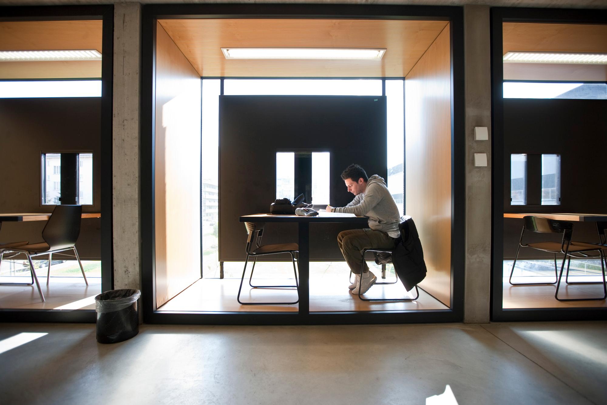 Image d'illustration. Un étudiant à la bibliothèque du campus universitaire de Lugano, au Tessin, en Suisse, le 14 avril 2010.