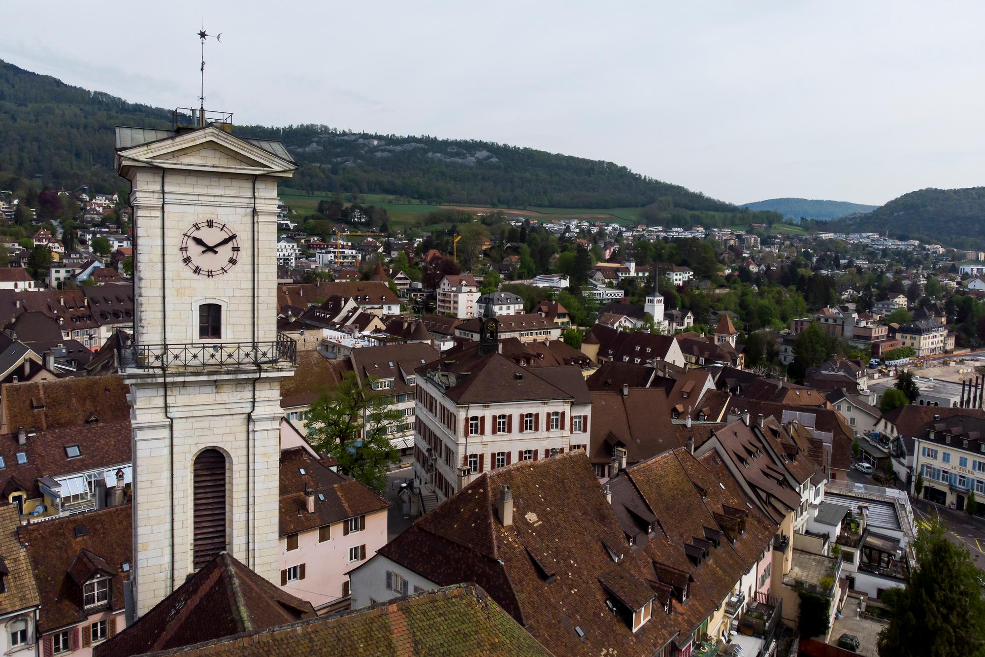 Une vue sur le clocher de lÕeglise Saint-Marcel a Delemont avec lÕhotel de Ville en arriere-plan ce jeudi 2 mai 2019 a Delemont. (KEYSTONE/Leandre Duggan)