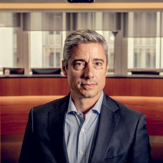 Hubert Orso Gilliéron, photographié devant l'entrée de son étude, à Genève, le 28 septembre 2023.