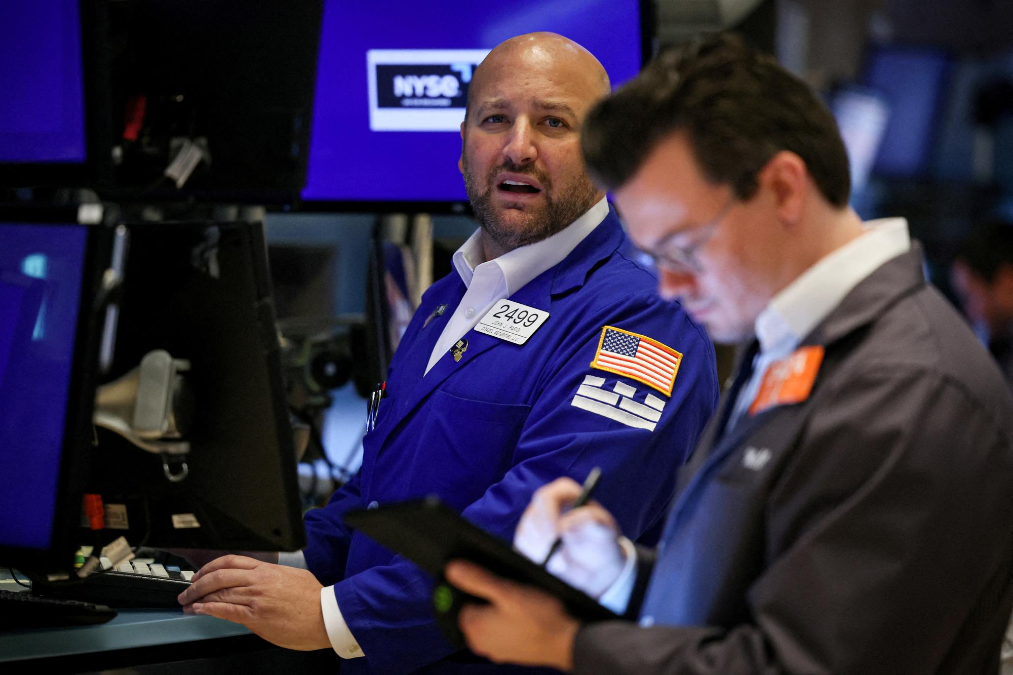 FILE PHOTO: Traders work on the floor of the New York Stock Exchange (NYSE) in New York City, U.S., September 28, 2023. REUTERS/Brendan McDermid/File Photo