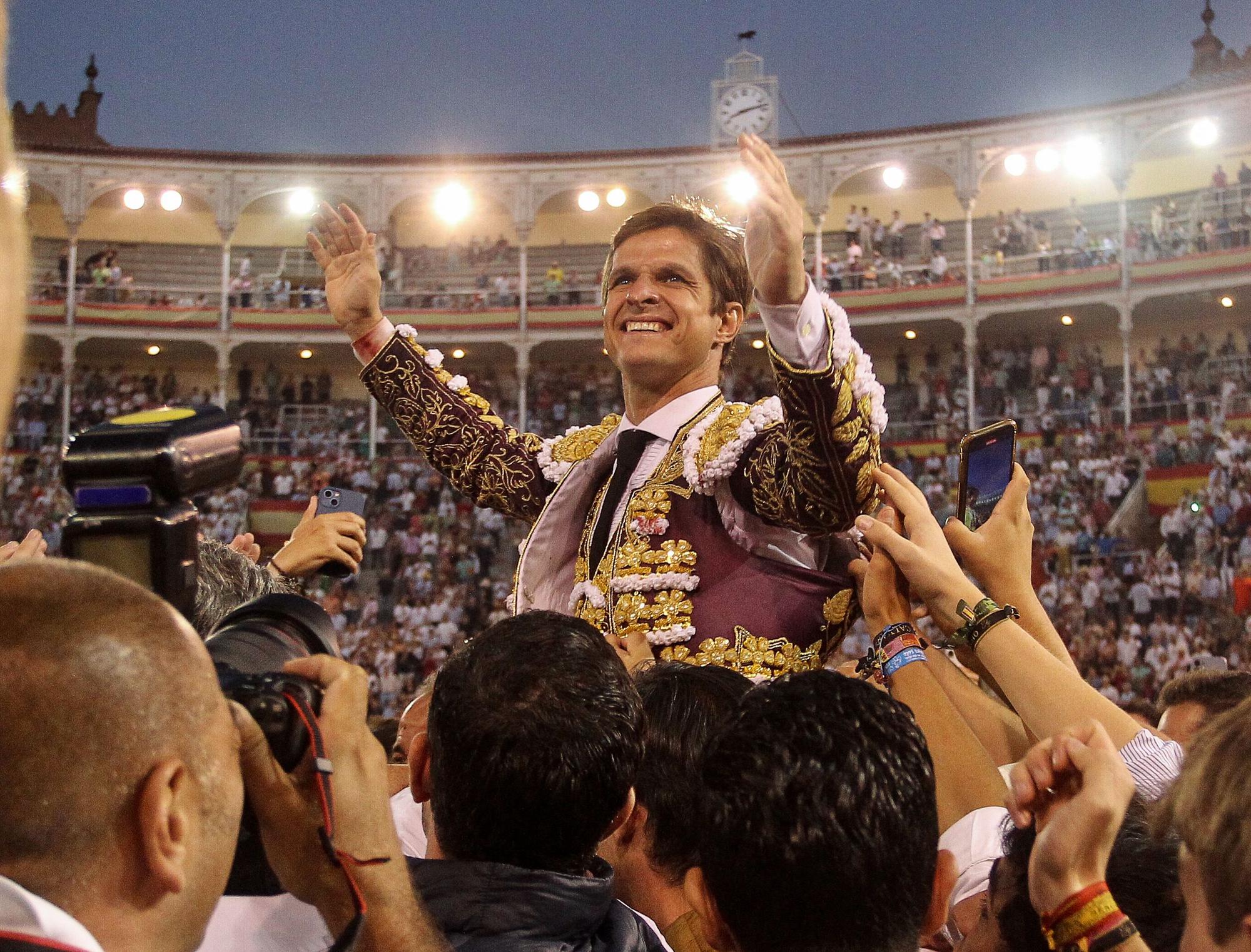 Spanish bullfighter Julian Lopez "El Juli" gestures as he is carried out by the crowd after his farewell bullfight at Las Ventas bullring in Madrid on September 30, 2023. This weekend, "El Juli" hangs up his bullfighting cape at the age of 41. An early career whose end was suddenly announced at the end of July 2023 by the bullfighter. His farewell will begin on September 30 evening in the Madrid arena of Las Ventas and end the following day in Seville. (Photo by ALBERTO SIMON / AFP)