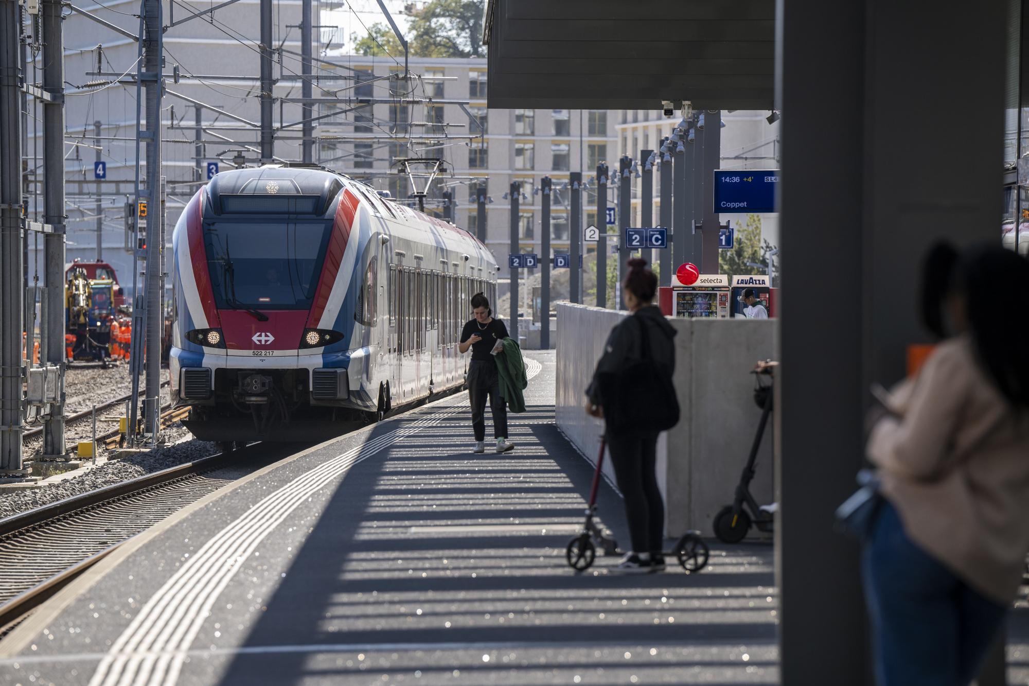 Un train FLIRT Leman Express arrive en gare CFF CEVA de Lancy Pont-Rouge, ce mercredi 21 septembre 2022 a Lancy pres de Geneve. Le CEVA, Liaison ferroviaire Cornavin, Eaux-Vives, Annemasse et du Leman Express et de Lemanis. (KEYSTONE/Martial Trezzini).