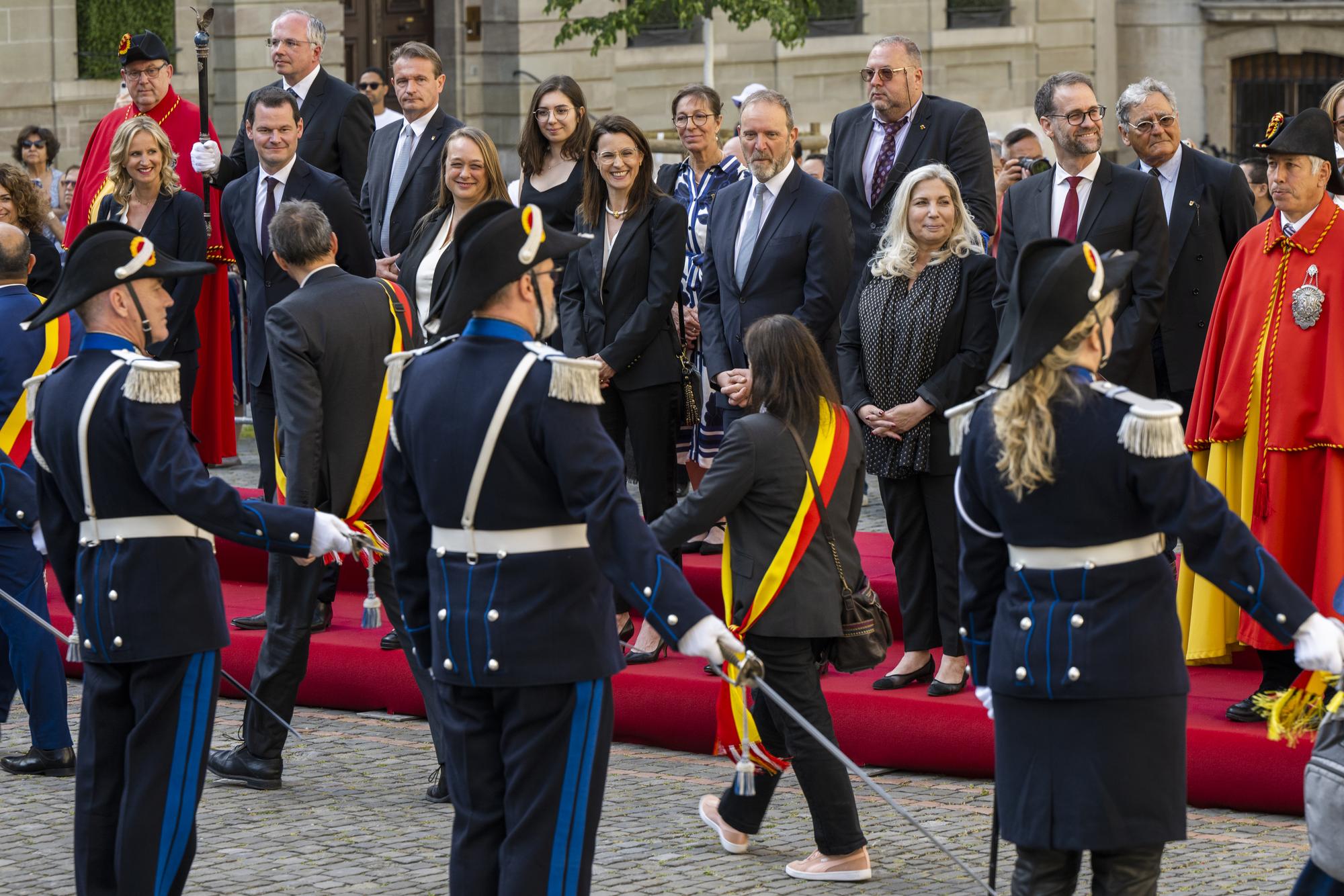 Les conseillers d'Etat genevois, Delphine Bachmann, Pierre Maudet, Carole-Anne Kast, Anne Hiltpold, Thierry Apotheloz, Nathalie Fontanet, Antonio Hodgers de gauche a droite, saluent les autorites apres avoir prete serment, lors de la Prestation de serment du Conseil d'Etat a la cathedrale Saint-Pierre, ce mercredi 31 mai 2023 a Geneve. Les sept conseillers d'Etat genevois elus au debut du mois ont prete serment jeudi en la cathedrale Saint-Pierre. Au cours de cette ceremonie, le president du Conseil d'Etat presente les principaux axes de l'action gouvernementale pour les prochaines annees dans le cadre du traditionnel Discours de Saint-Pierre. (KEYSTONE/Martial Trezzini)