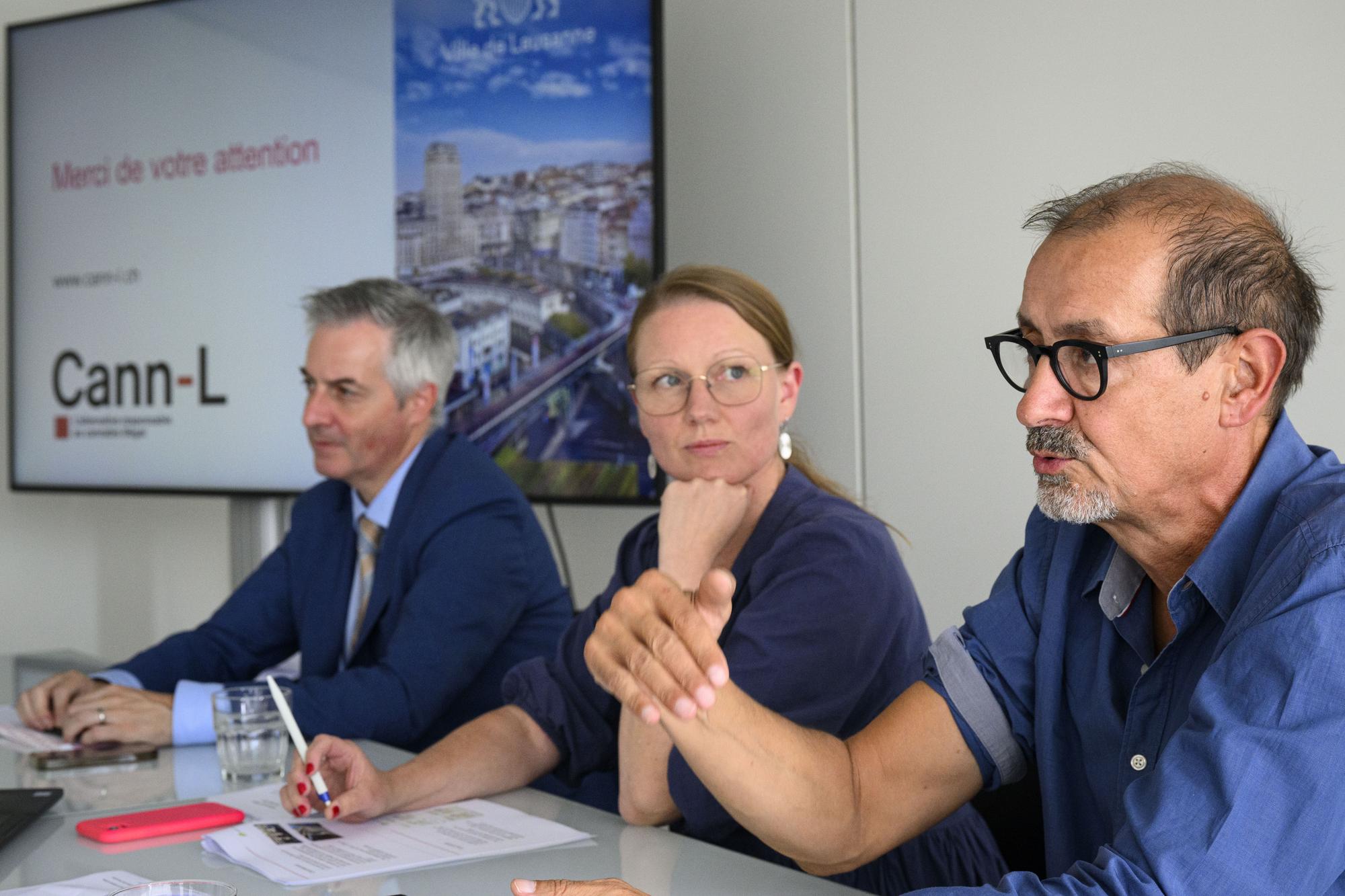 De droite a gauche, Frank Zobel directeur adjoint Addiction Suisse, Emilie Moeschler, conseillere municipale de la ville de Lausanne et Pierre-Antoine Hildbrand conseiller municipal de la ville de Lausanne parlent lors de la conference de presse de la ville de Lausanne sur le projet pilote de vente de cannabis, le projet CANN-L, ce mardi 3 octobre 2023 a Lausanne. (KEYSTONE/Laurent Gillieron)