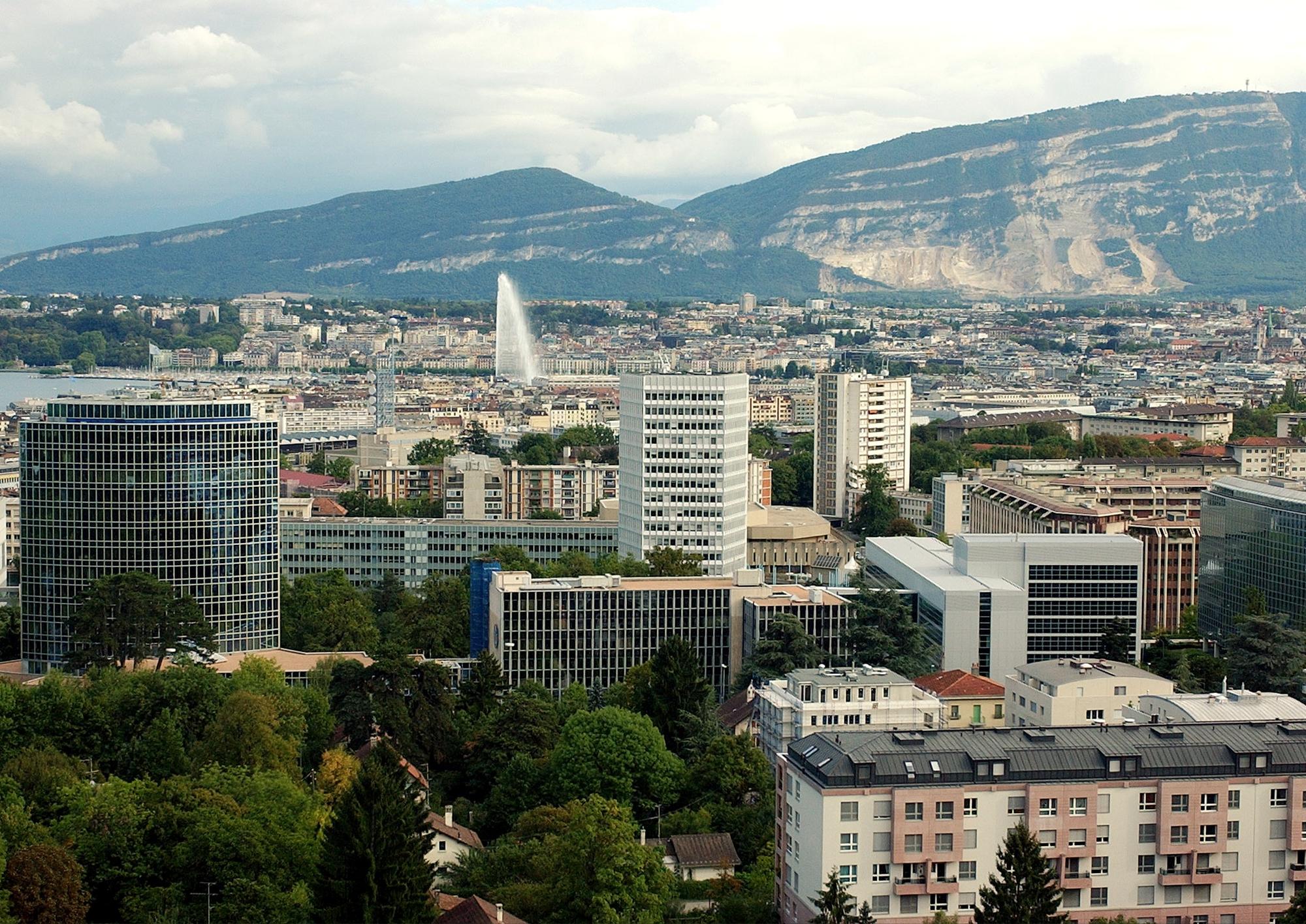 Vue de la ville de Geneve et de son jet d'eau photographier depuis l'Hotel Intercontinental, ce jeudi 11 septembre 2003.(KEYSTONE/Martial Trezzini)