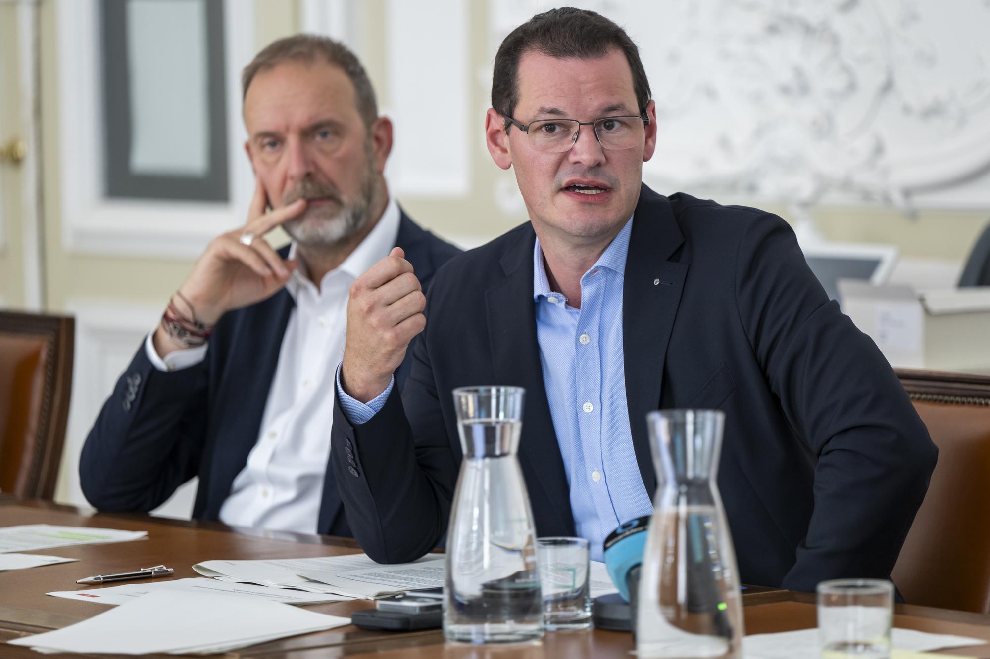 Le conseiller d'Etat genevois, Thierry Apotheloz, gauche, le conseiller d'Etat genevois, Pierre Maudet, droite, s'expriment lors d'un point presse du Conseil d'Etat consecutif a sa seance hebdomadaire, sur une presentation intitulee "Plan strategique de prevention et de reduction des risques pour les consommateurs de crack", ce mercredi 4 octobre 2023 a Geneve. (KEYSTONE/Martial Trezzini)