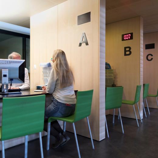 L'office de l'emploi du canton de Geneve a Geneve le 22. Mars 2017.  Entree et inscription (KEYSTONE/Gaetan Bally)