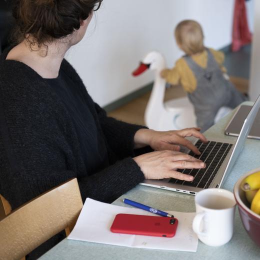 Eine Mutter beim Homeoffice mit ihrem Kind, am Sonntag, 15. Maerz 2020, in Zuerich. Wegen der Coronavirus-Pandemie hat der Bundesrat das oeffentliche Leben massiv eingeschraenkt. Die Leute sind dazu angehalten, wenn moeglich von zu Hause aus zu arbeiten. (KEYSTONE/Christian Beutler)