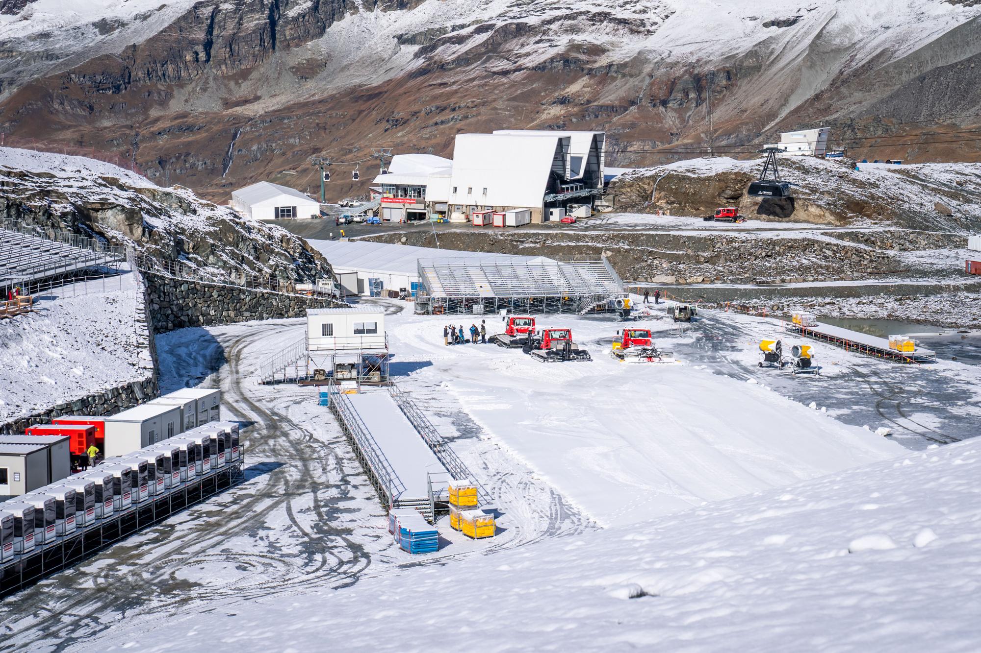 The lack of snow is pictured near the finish area of the new four-kilometre ski slope "Gran Becca" ten days ahead of the Women's downhill race of the FIS Alpine Ski World Cup between the alpine ski resort of Zermatt in Switzerland and Cervinia in Italy, in Laghi Cime Bianche, Italy, Breuil-Cervinia, Tuesday, October 25, 2022. The two men?s (Schedule for October 29-30) and the two women?s (schedule for November 5-6) World Cup downhill ski races that were to start in Switzerland and finish in Italy are cancelled due to a lack of snow on the final 300 metres of the course following an unseasonably warm autumn. (KEYSTONE/Maxime Schmid)