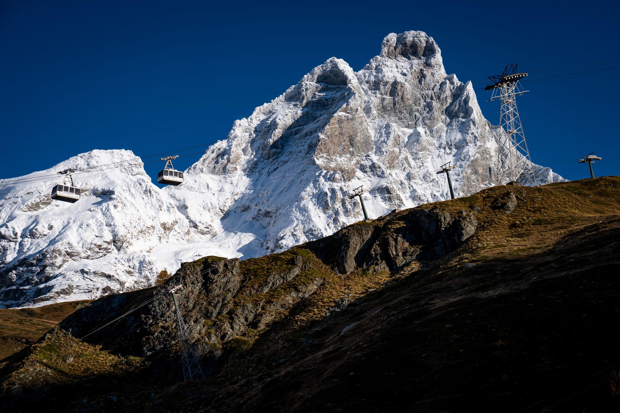 The lack of snow is pictured near the finish area of the new four-kilometre ski slope "Gran Becca" ten days ahead of the Women's downhill race of the FIS Alpine Ski World Cup between the alpine ski resort of Zermatt in Switzerland and Cervinia in Italy, in Laghi Cime Bianche, Italy, Breuil-Cervinia, Tuesday, October 25, 2022. The two men?s (Schedule for October 29-30) and the two women?s (schedule for November 5-6) World Cup downhill ski races that were to start in Switzerland and finish in Italy are cancelled due to a lack of snow on the final 300 metres of the course following an unseasonably warm autumn. (KEYSTONE/Maxime Schmid)
