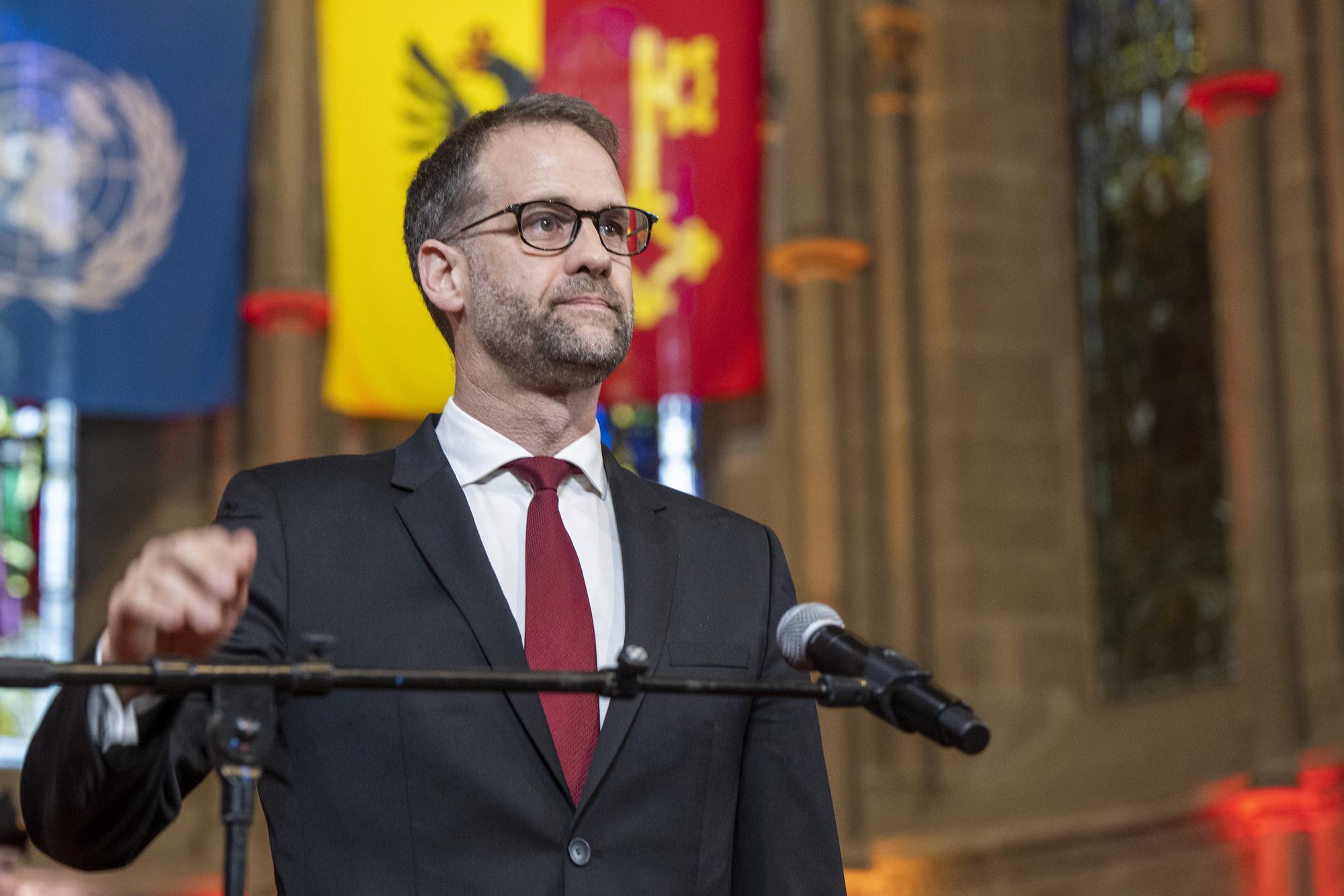 Le conseiller d'Etat genevois, Antonio Hodgers, prete serment en levant le bras, lors de la Prestation de serment du Conseil d'Etat a la cathedrale Saint-Pierre, ce mercredi 31 mai 2023 a Geneve. Les sept conseillers d'Etat genevois elus au debut du mois ont prete serment jeudi en la cathedrale Saint-Pierre. Au cours de cette ceremonie, le president du Conseil d'Etat presente les principaux axes de l'action gouvernementale pour les prochaines annees dans le cadre du traditionnel Discours de Saint-Pierre. (KEYSTONE/Martial Trezzini)