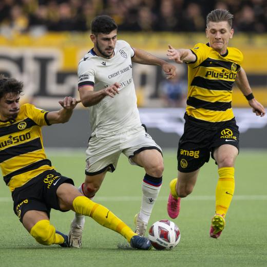 YB's Donat Rrudhani, links, und Lukasz Lakomy, rechts, im Duell mit Basels Yusuf Demir im Fussball Meisterschaftsspiel der Super League zwischen den Berner Young Boys und dem FC Basel, am Sonntag, 8. Oktober 2023, im Wankdorf Stadion in Bern. (KEYSTONE/Peter Schneider)