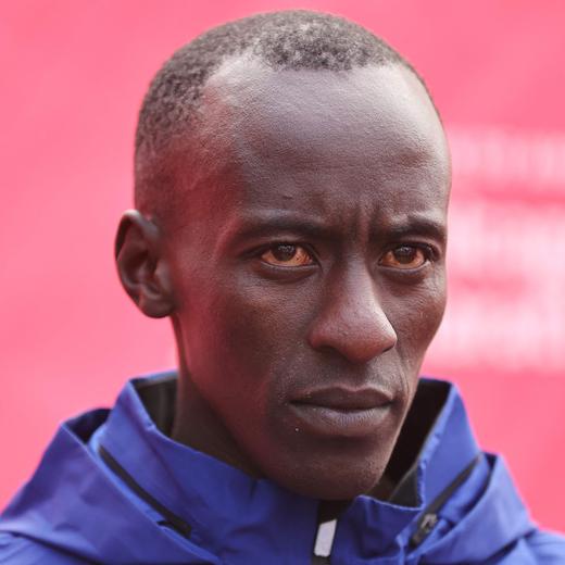 CHICAGO, ILLINOIS - OCTOBER 08: Kelvin Kiptum of Kenya looks on after winning the 2023 Chicago Marathon professional men's division and setting a world record marathon time of 2:00.35 at Grant Park on October 08, 2023 in Chicago, Illinois. Michael Reaves/Getty Images/AFP (Photo by Michael Reaves / GETTY IMAGES NORTH AMERICA / Getty Images via AFP)