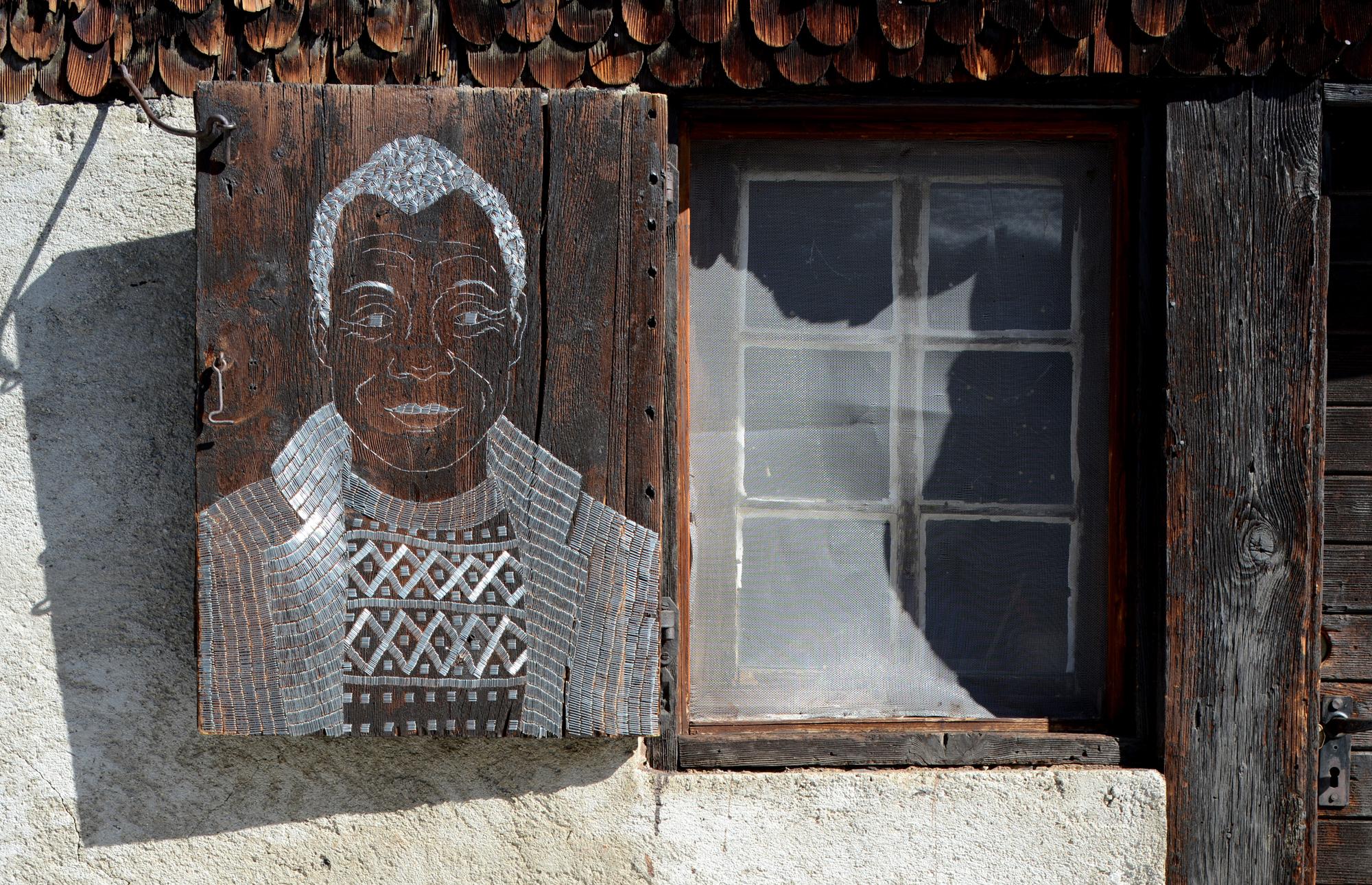 Sasha Huber, The Firsts - James Baldwin (1924-1987), Leukerbad 2018  Metallklammern auf Fensterladen, 69 × 49 cm  Mit Genehmigung der Künstlerin  © 2023, ProLitteris, Zürich