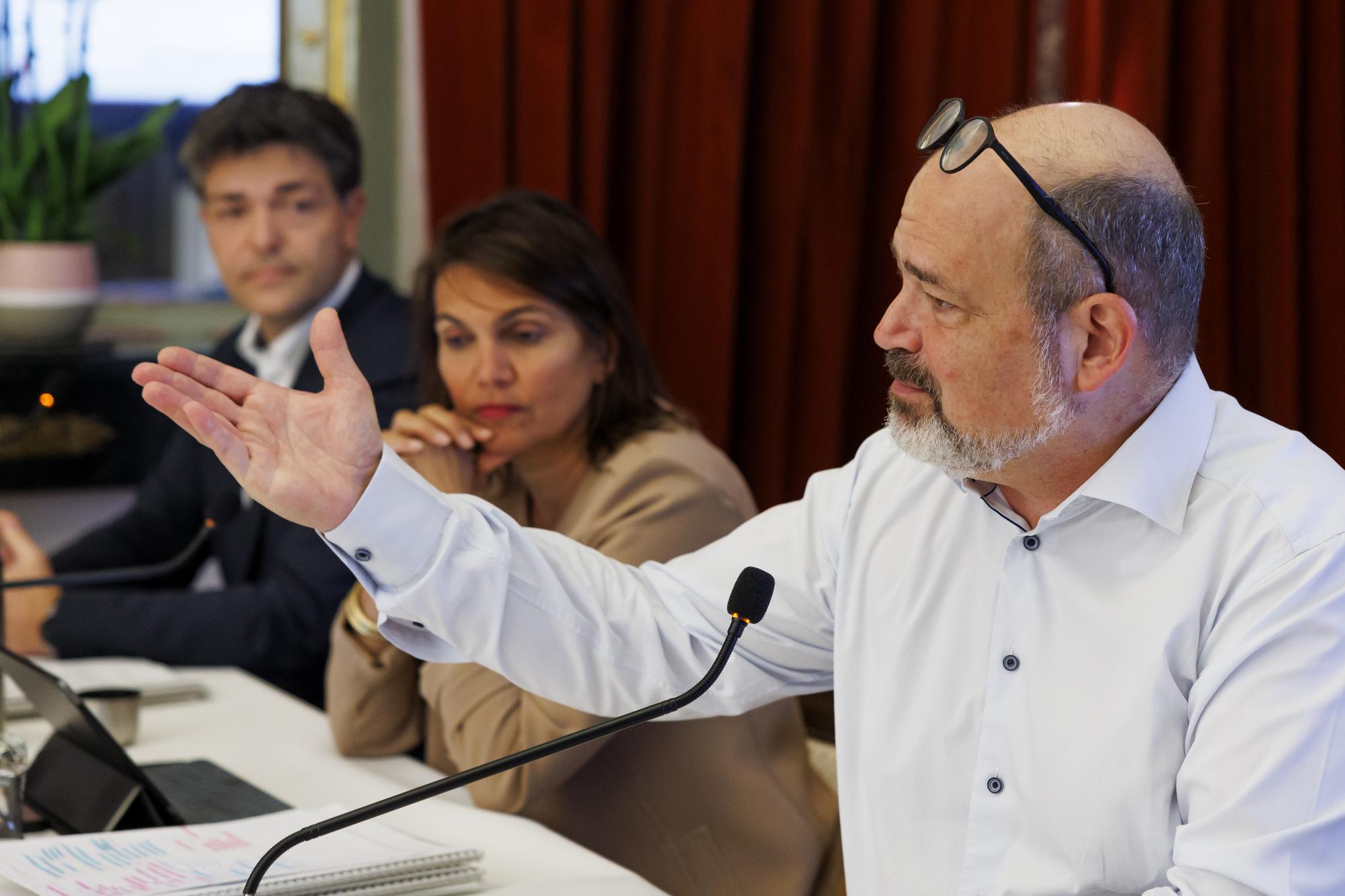Sami Kanaan, droite, conseiller administratif de la ville de Geneve et president de l'Union des villes genevoises (UVG), accompagne de Gian-Reto Agramunt, gauche, conseiller administratif de la ville de Vernier, et Maryam Yunus Ebner, centre, conseiller administratif de la ville d'Onex, presentent l'etude en matiere de charges particulieres des villes genevoise lors de la conference de presse de l'Union des villes genevoises, ce lundi 9 octobre 2023 a Geneve. (KEYSTONE/Salvatore Di Nolfi)