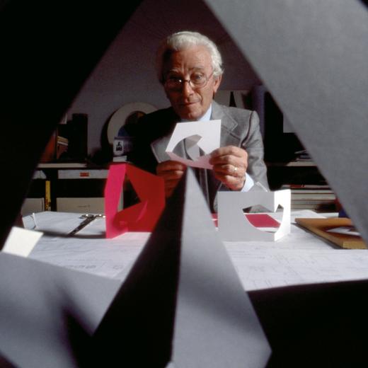 (DOUBLE RATES APPLY) Italian designer and artist Bruno Munari showing the paper scale model of a chair. 1986. (Photo by Giorgio Lotti/Archivio Giorgio Lotti/Mondadori via Getty Images)