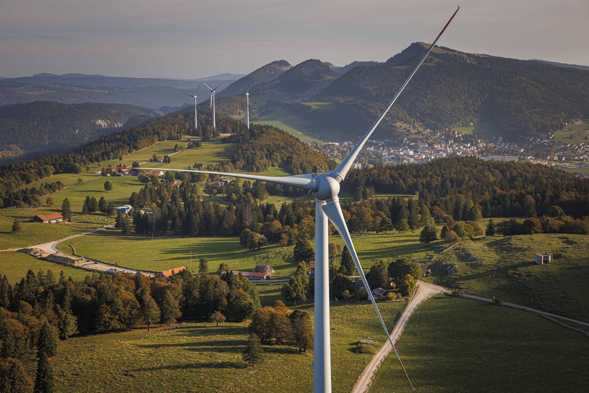 Une vue aerienne montre des eoliennes du parc eolien de Sainte-Croix de Romande Energie, 1er parc eolien vaudois, peu avant l'inauguration officielle de l'infrastructure, ce mardi 10 octobre 2023 au dessus de Sainte-Croix. A terme les six eoliennes produiront 22 millions de kilowattheures par annee et permettront d'alimenter l'equivalent de la ville de Sainte-Croix. (KEYSTONE/Valentin Flauraud)