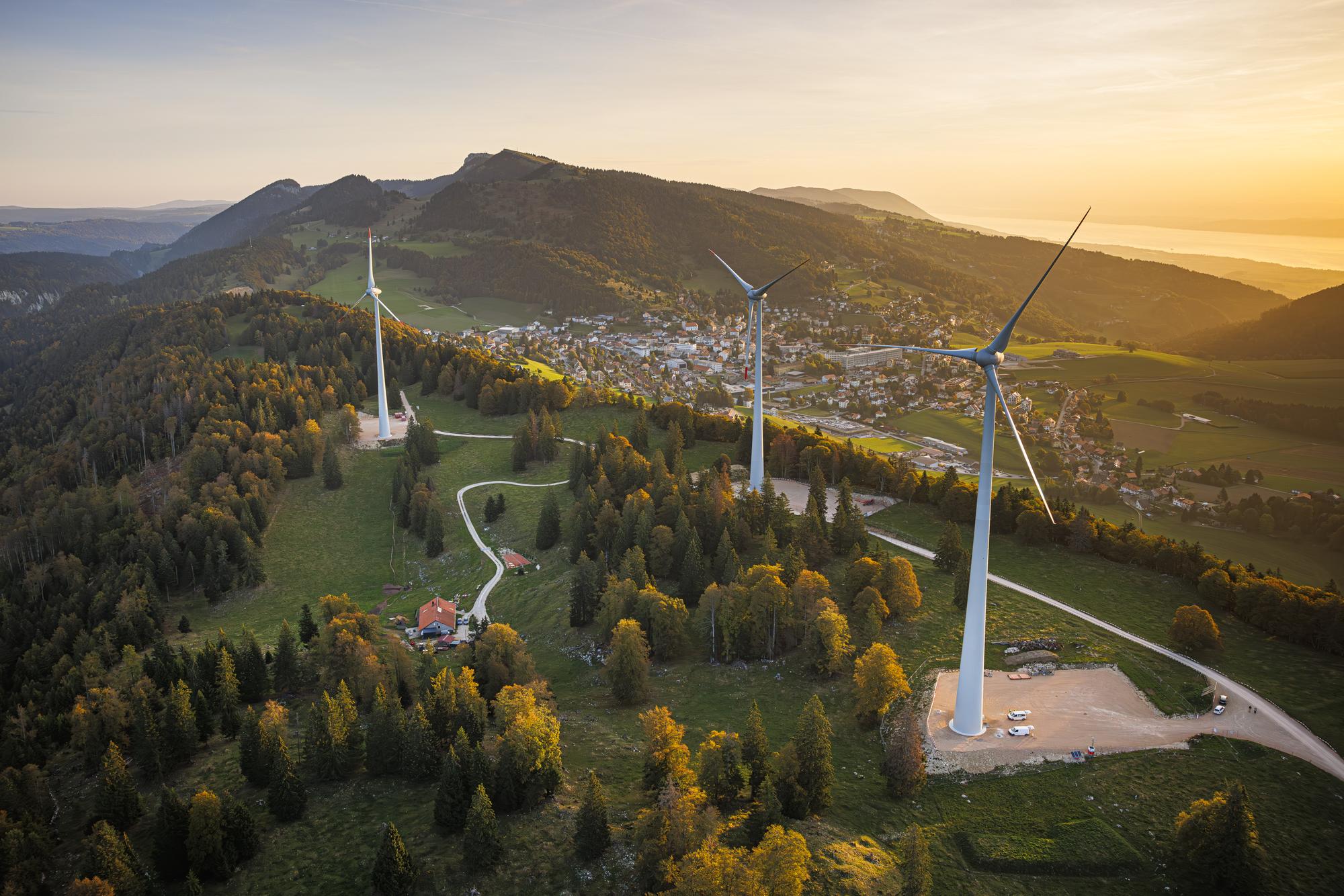 Une vue aerienne montre des eoliennes du parc eolien de Sainte-Croix de Romande Energie, 1er parc eolien vaudois, peu avant l'inauguration officielle de l'infrastructure, ce mardi 10 octobre 2023 au dessus de Sainte-Croix. A terme les six eoliennes produiront 22 millions de kilowattheures par annee et permettront d'alimenter l'equivalent de la ville de Sainte-Croix. (KEYSTONE/Valentin Flauraud)