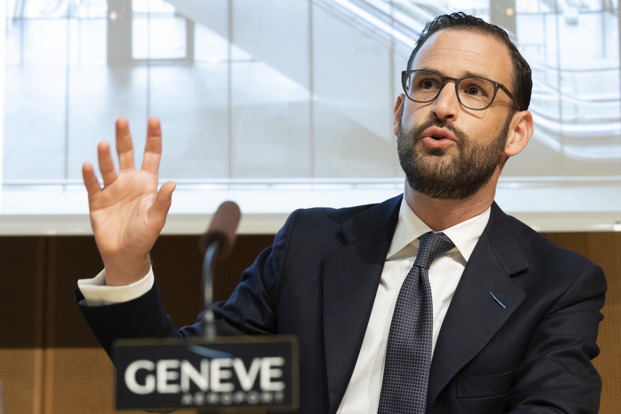 Pierre Bernheim, president du Conseil d'administration de Geneve Aeroport, repond aux questions des journalistes concernant la presentation du rapport annuel 2021 de Geneve Aeroport lors d'une conference de presse, ce mardi 29 mars 2022 a Geneve. (KEYSTONE/Salvatore Di Nolfi)