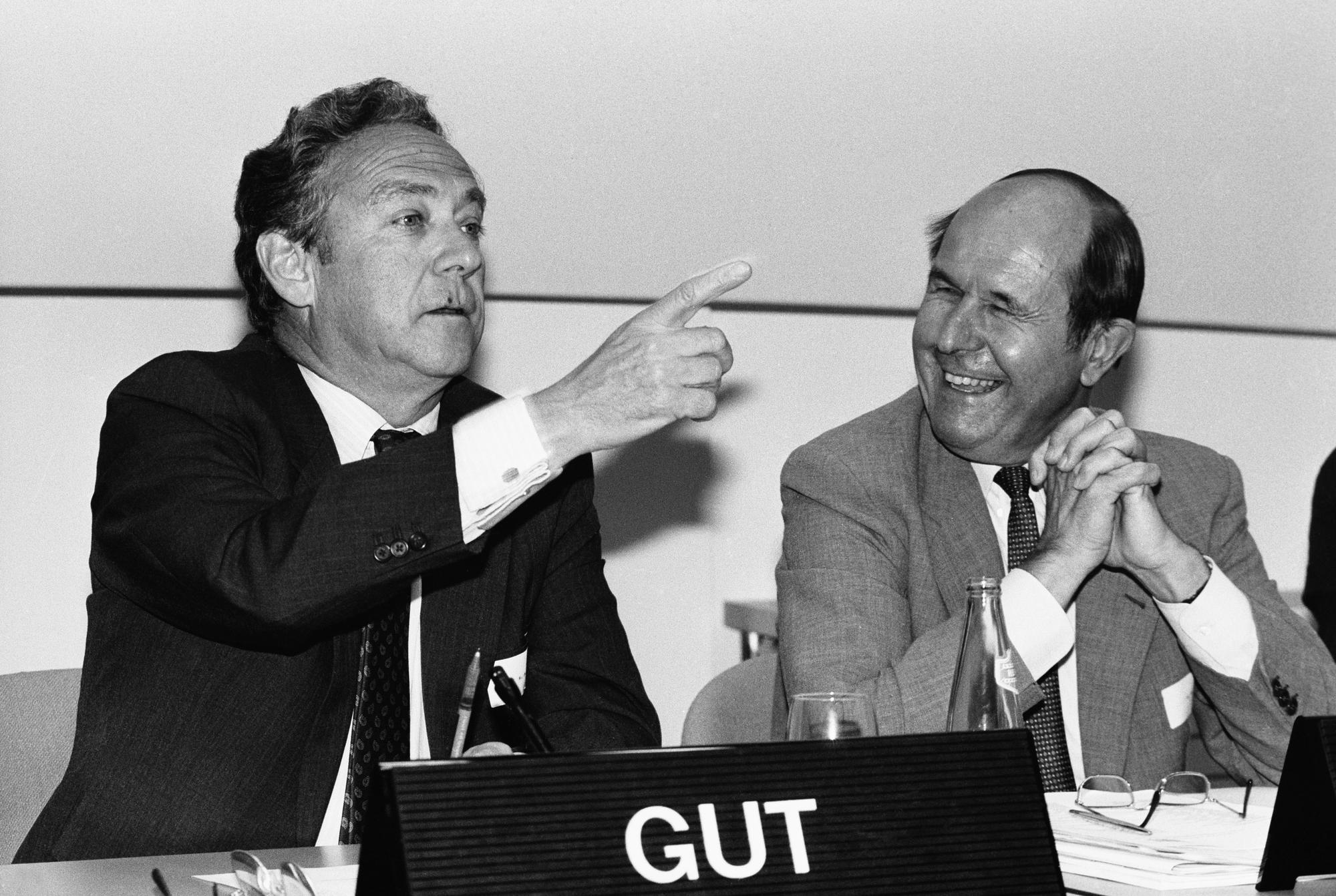 Rainer E. Gut, links, Praesident des Verwltungsrates und Robert A. Jeker, rechts, Praesident der Generaldirektion der Schweizerischen Kreditanstalt (SKA), aufgenommen im Mai 1990 an einer Pressekonferenz der CS-Holding in Zuerich. (KEYSTONE/Str)