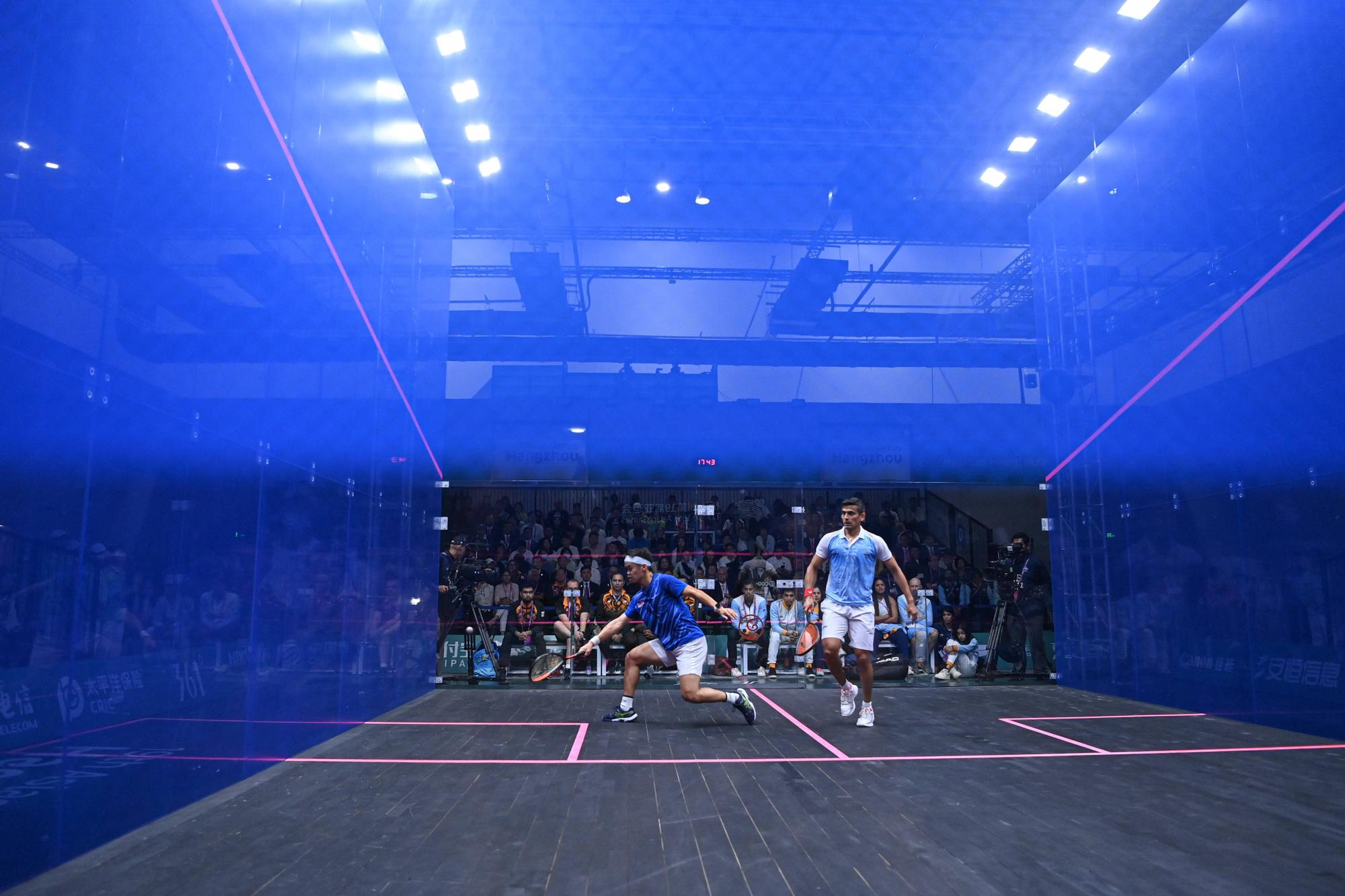 231005 -- HANGZHOU, Oct. 5, 2023 -- Ng Eain Yow L of Malaysia competes against Saurav Ghosal of India during the Men s Singles Gold Medal Match of Squash at the 19th Asian Games in Hangzhou, east China s Zhejiang Province, Oct. 5, 2023. SPCHINA-HANGZHOU-ASIAN GAMES-SQUASH CN HuangxZongzhi PUBLICATIONxNOTxINxCHN