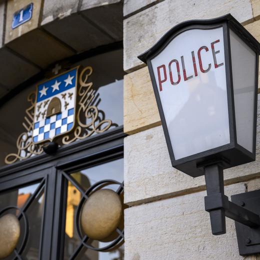 Une vue de l'entree du batiment de lors de l'ouverture du proces devant le Tribunal criminel de sept jeunes accuses d'enlevement, membres de deux bandes rivales de La Chaux-de-Fonds et de Bienne le mardi 17 octobre 2023 a La Chaux-de-Fonds. (KEYSTONE/Jean-Christophe Bott)