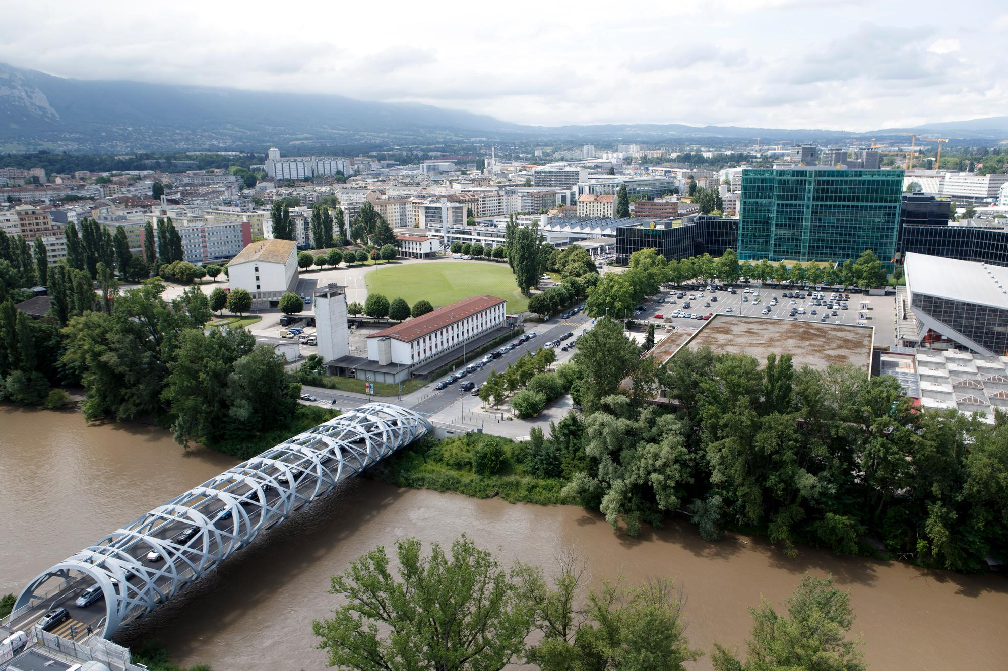 La place d'arme de la caserne des Vernets, ou le quartier Les Acacias du projet du PAV (Praille-Acacias-Vernets) doit voir de jour, photographiee, ce vendredi 8 juin 2018 a Geneve. Les Genevois sont appeles a se prononcer le 10 juin sur le vaste projet d'urbanisation du secteur Praille-Acacias-Vernets (PAV). Soumise au referendum extraordinaire, la loi relative a l'amenagement du quartier fixe le ratio de deux logements pour un emploi crees et introduit de la PPE. (KEYSTONE/Salvatore Di Nolfi)