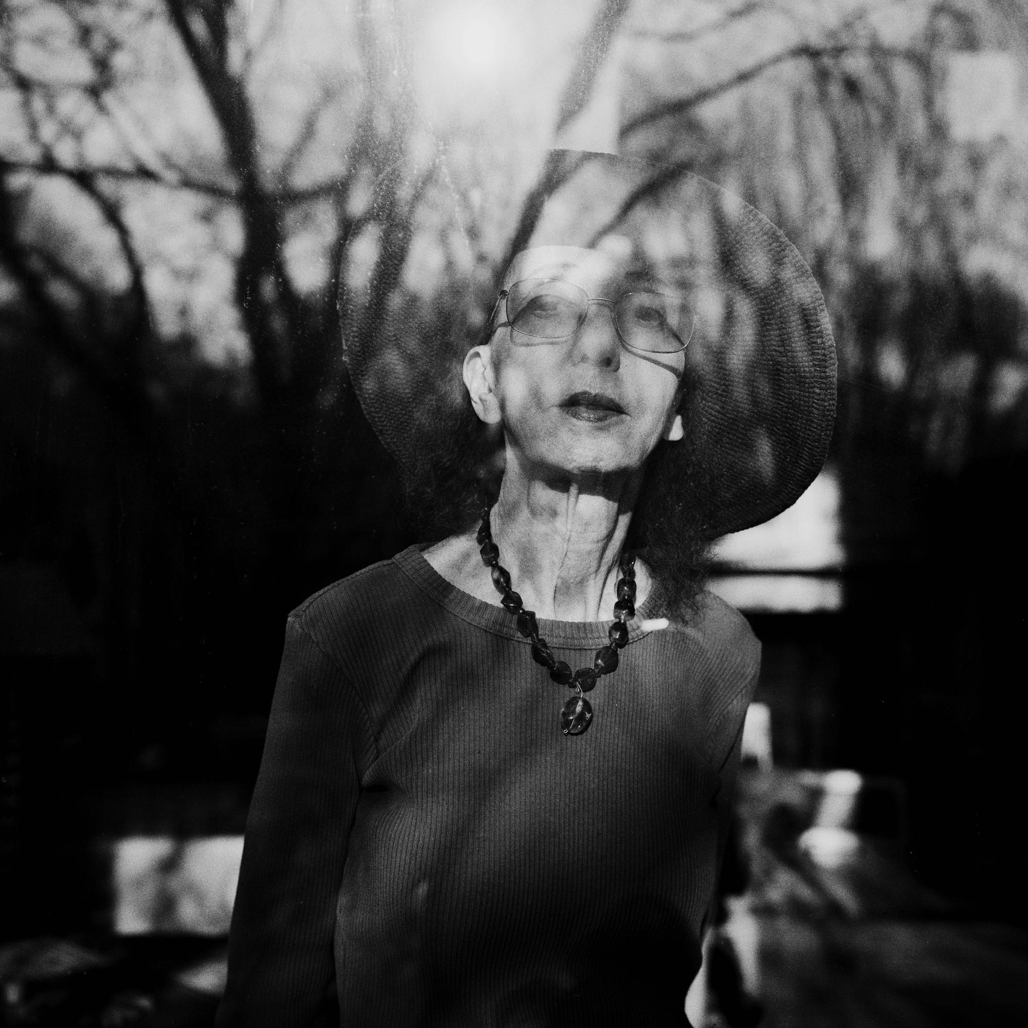 Joyce Carol Oates est une femme de lettres américaine, à la fois poètesse, romancière, nouvelliste, dramaturge et essayiste. Photographiée chez elle à New York.