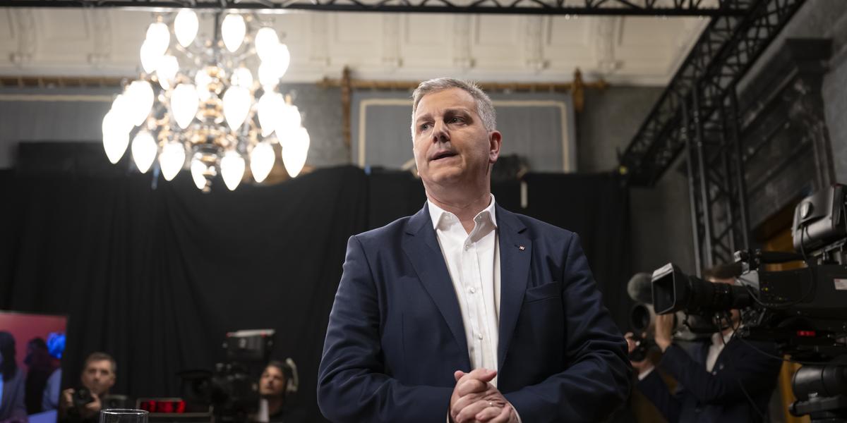 Marco Chiesa, Parteipraesident SVP und Staenderat SVP-TI, reagiert kurz vor der Elefantenrunde der Parteipraesidenten, im Vorzimmer des Nationalrats, am Wahltag der Eidgenoessischen Parlamentswahlen, am Sonntag, 22. Oktober 2023, im Bundeshaus, in Bern. Die Schweizer Buergerinnen und Buerger waehlen das Bundesparlament mit den beiden Kammern Nationalrat und Staenderat. (KEYSTONE/Anthony Anex)