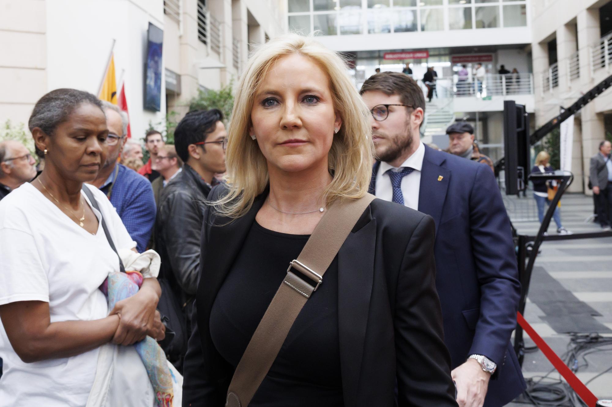 Celine Amaudruz (UDC/GE) , candidate UDC a l'election au Conseil aux Etats et au Conseil national, et son mari Michael Andersen, droite, candidat UDC au Conseil national, arrivent a Uni Mail le lieu de depouillement centralise des bulletins de vote du canton de Geneve, lors de la journee des elections federales 2023 du Conseil national et du Conseil des Etats, ce dimanche 22 octobre 2023 a Geneve. Les citoyens suisses se rendent aux urnes pour renouveler le parlement federale des deux chambres - Conseil National et Conseil aux Etats. (KEYSTONE/Salvatore Di Nolfi)