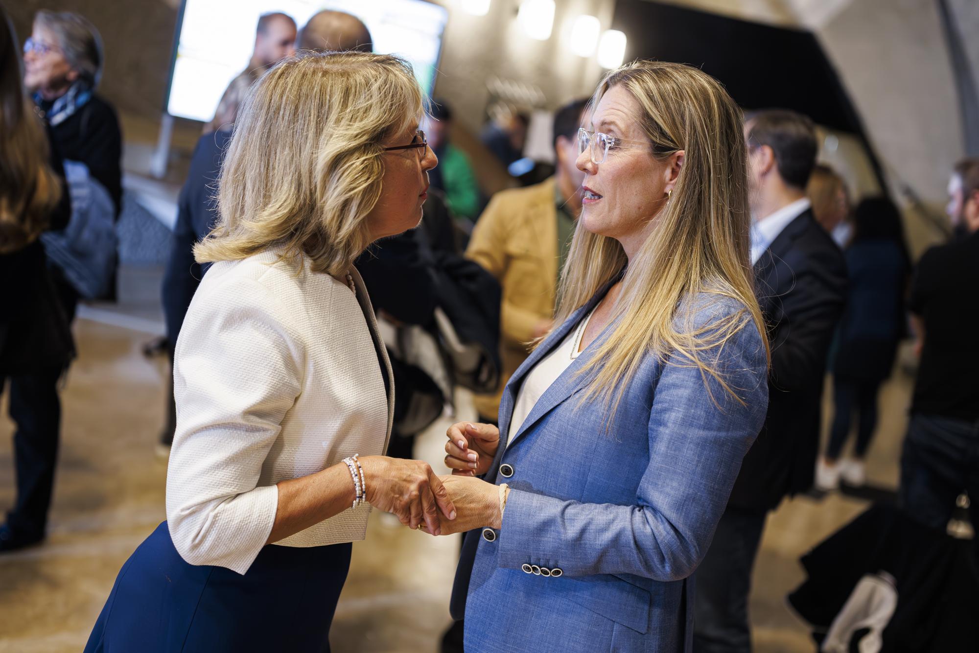 Jacqueline de Quattro candidate vaudoise pour le Conseil national, PLR, (gauche) parle avec Isabelle Chappuis, candidate vaudoise pour le Conseil national, le Centre, (droite) lors des elections federales du Conseil national et du Conseil des Etats le dimanche 22 octobre 2023 a Lausanne. Les citoyens suisses se rendent aux urnes pour renouveler les deux chambres du Parlement federal, le Conseil national et Conseil des Etats. (KEYSTONE/Valentin Flauraud)