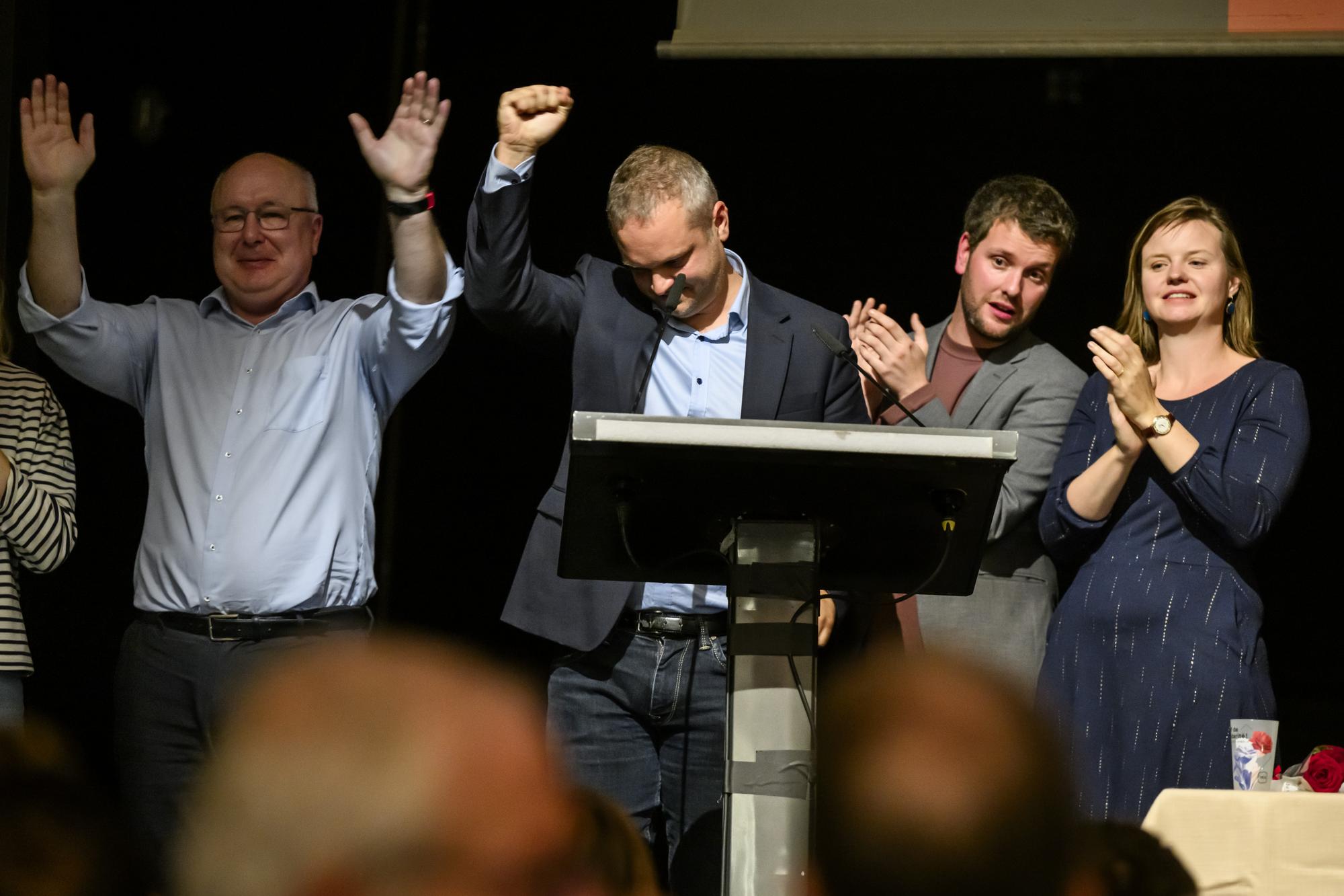 Lundi soir à Renens, lors d'un meeting commun, Raphaël Mahaim (au centre) a été confirmé comme candidat unique de la gauche pour le 2e tour des Etats.
