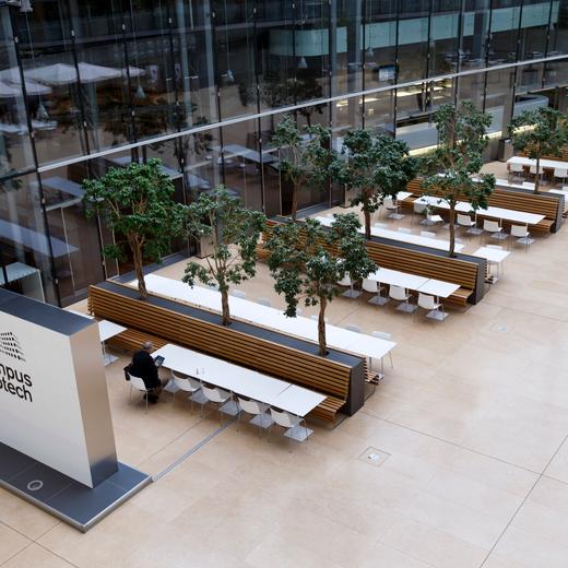 Vue interieur du Campus Biotech, centre d'excellence en matiere de neurosciences, photographie, ce mardi 4 novembre 2014 a Geneve. Le Campus Biotech, un centre d'excellence en sciences de la vie qui s'est installe dans les locaux desertes par Merck Serono, a Geneve, prend petit a petit son envol. A ce jour, plus de 400 personnes travaillent sur le site. Elles seront 600 a la fin de l'annee et 1200 quand le centre aura atteint sa vitesse de croisiere. (KEYSTONE/Salvatore Di Nolfi)