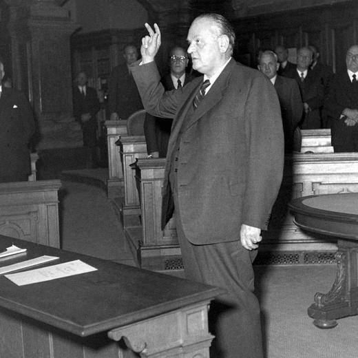 Gottlieb Duttweiler, founder of the political party "Landesring der Unabhaengigen" (LDU), took his oath as member of the council of states in October 1949 in the Swiss capital Bern. The board of the LdU requests the dissolution of the party. The request was decided by the party leaders on October, 26, 1999, in Zurich, Switzerland. (KEYSTONE/PHOTOPRESS-ARCHIV/STR) LDU-Gruender Gottlieb Duttweiler wird im Oktober 1949 in Bern zum Staenderat vereidigt. Der Vorstand des LdU beantragt der Basis die Aufloesung der Partei. Dies hat die Parteispitze am Dienstagabend, 26. Oktober 1999, in Zuerich beschlossen. Ueber das Ende der traditionsreichen Partei befinden die Delegierten am Parteitag vom 4. Dezember in Aarau. Dies sagte der abgewaehlte Nationalrat und LdU-Praesident Anton Schaller nach den Beratungen der Parteispitze auf Anfrage der SDA. Schaller hatte nach dem Wahldebakel vom vergangenen Sonntag die Aufloesung als folgerichtige Massnahme selber vorgeschlagen. Dem Landesvorstand gehoeren 25 Personen an. Der Aufloesungs-Entscheid sei mit deutlicher Mehrheit gefaellt worden. (KEYSTONE/PHOTOPRESS-ARCHIV/STR)