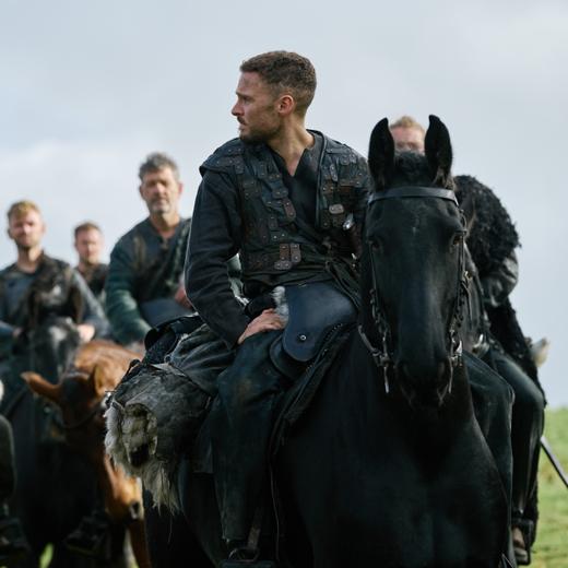 Incarné par Iain De Caestaeker, Arthur (à droite) se fait chef de guerre contre l'envahisseur saxon.