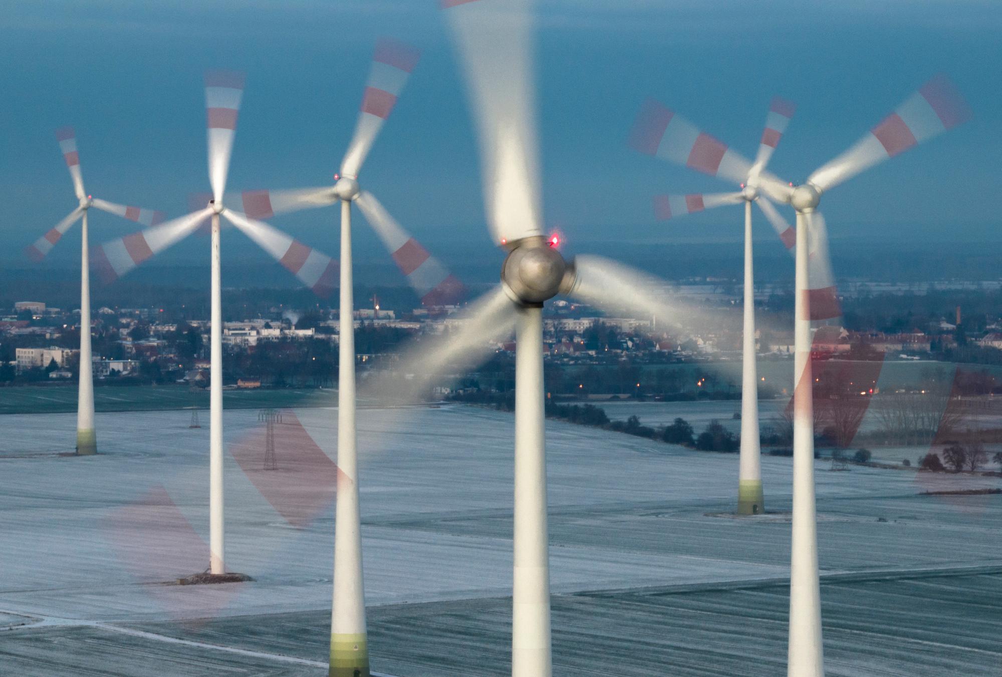 Windpark bei Nauen nach Sonnenuntergang. Frost, frostig, Blaue Stunde, Winter, Enercon Windenergieanlage, Windkraft, Windenergie, Windrad, Windraeder, Blatt, Fluegel, Rotor, Rotorblatt, Rotorblaetter, Strom, Windstrom, Elektrizitaet, Megawatt, erneuerbare, regenerative, alternative Energie, Klimawandel. Bei Nauen, Land Brandenburg, Deutschland. 13. Dezember 2022 Engl. Onshore windfarm with Enercon turbines right after sunset. blue hour, frost, frosty, winter, windmill powered plant, wind engine, generator, energy, power, power plant, power station, turbine, blade, renewable, revolution, transition, current, stream, transport, farm, climate change. Near Nauen, Federal State Brandenburg, Germany. 13th of Dezember 2022
