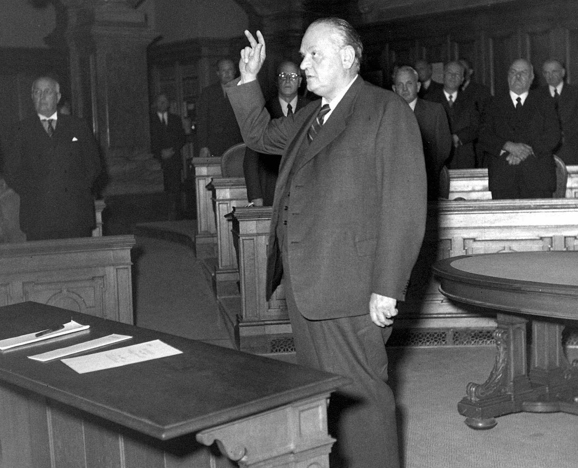 Gottlieb Duttweiler, founder of the political party "Landesring der Unabhaengigen" (LDU), took his oath as member of the council of states in October 1949 in the Swiss capital Bern. The board of the LdU requests the dissolution of the party. The request was decided by the party leaders on October, 26, 1999, in Zurich, Switzerland. (KEYSTONE/PHOTOPRESS-ARCHIV/STR) LDU-Gruender Gottlieb Duttweiler wird im Oktober 1949 in Bern zum Staenderat vereidigt. Der Vorstand des LdU beantragt der Basis die Aufloesung der Partei. Dies hat die Parteispitze am Dienstagabend, 26. Oktober 1999, in Zuerich beschlossen. Ueber das Ende der traditionsreichen Partei befinden die Delegierten am Parteitag vom 4. Dezember in Aarau. Dies sagte der abgewaehlte Nationalrat und LdU-Praesident Anton Schaller nach den Beratungen der Parteispitze auf Anfrage der SDA. Schaller hatte nach dem Wahldebakel vom vergangenen Sonntag die Aufloesung als folgerichtige Massnahme selber vorgeschlagen. Dem Landesvorstand gehoeren 25 Personen an. Der Aufloesungs-Entscheid sei mit deutlicher Mehrheit gefaellt worden. (KEYSTONE/PHOTOPRESS-ARCHIV/STR)