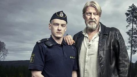 Rolf Lassgard incarne le vénérable flic mis à la porte, et Johan Marenius Nordahl, son fidèle neveu.