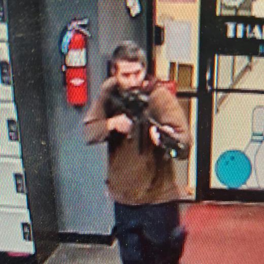 Le tireur présumé qui a tué 16 personnes, en entrant dans un bowling de Lewiston, dans le Maine. Une image diffusée par la police locale