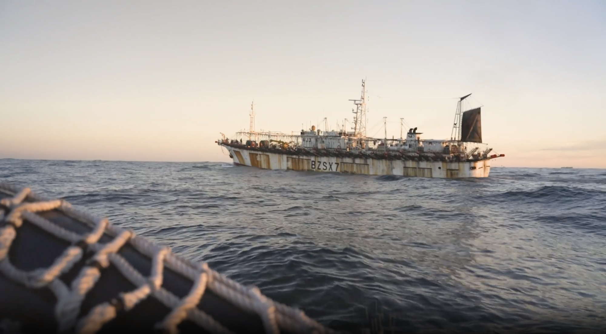 capture d'une vidéo de The Outlaw Ocean Project. Un bateau de pêche au calamar chinois est abordé par l'association au large des îles Falklands