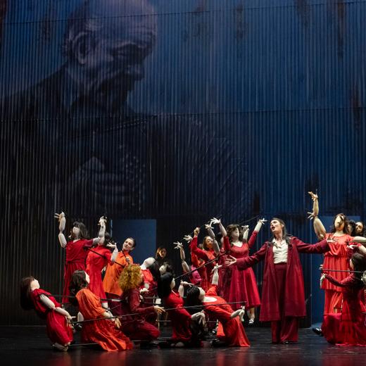 Du plateau aux cintres, les nombreux intervenants entraînent le spectateur dans un merveilleux ballet suspendu.