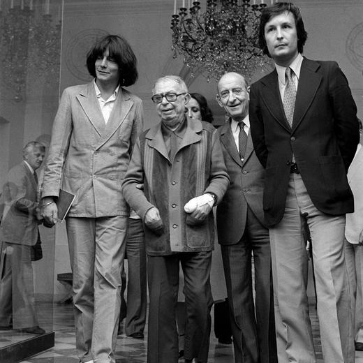 Photo prise le 26 juin 1979 à Paris, des philosophes français (GàD) André Glucksmann, Jean-Paul Sartre et Raymond Aron, à l'issue d'un entretien avec le président Valery Giscard d'Estaing au Palais de l'Elysée pour défendre l'opération "Un bateau pour le Vietnam". (Photo by PIERRE GUILLAUD / AFP)