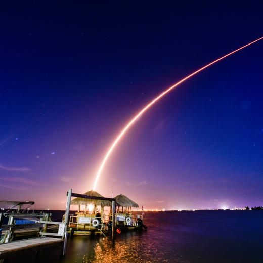 Le lancement de satellites de Starlink depuis Cap Canaveral.