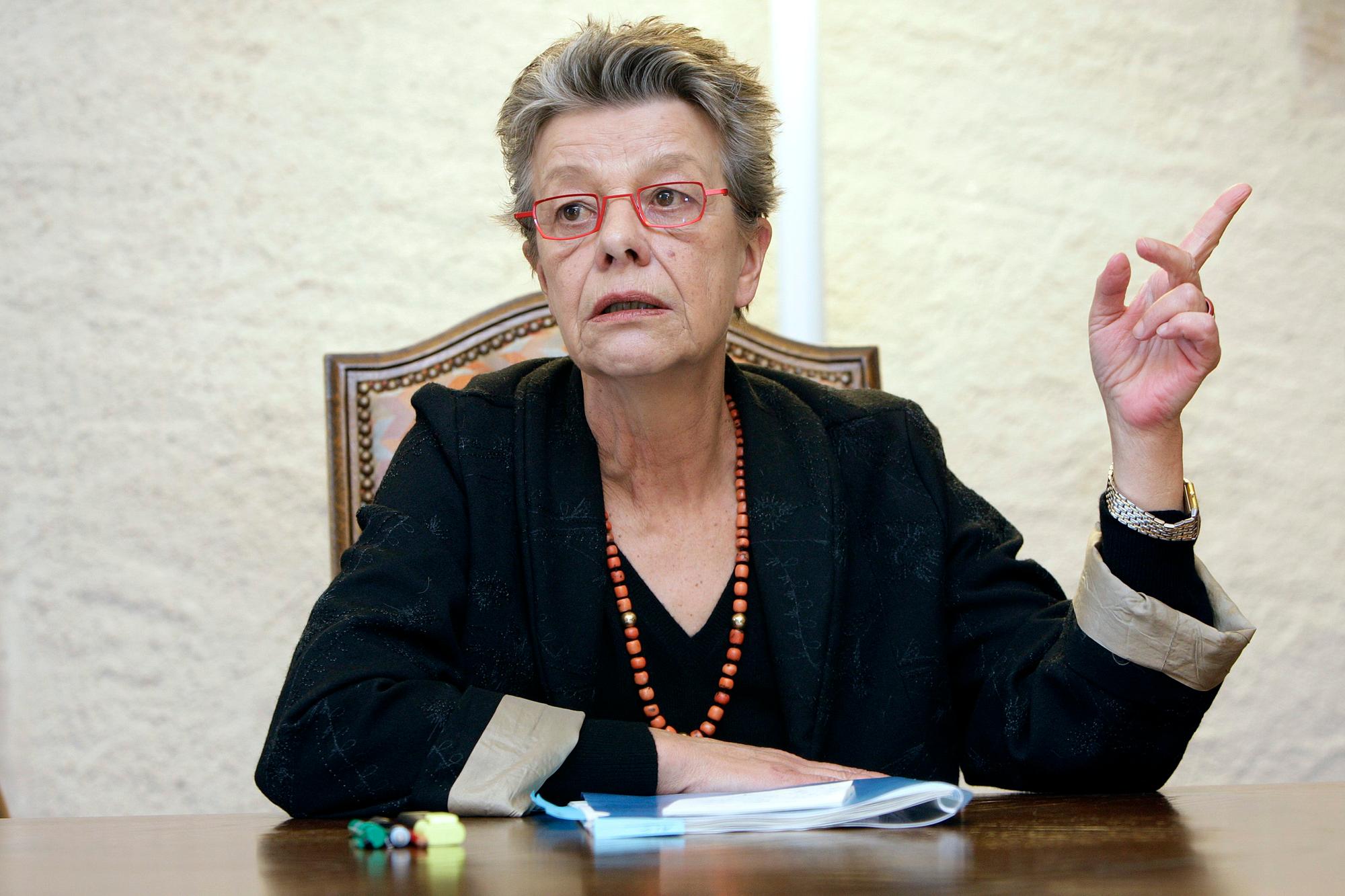 Antoinette Stalder, Presidente de la Cours des Comptes, s'exprime sur la presentation d'un nouveau rapport portant sur les remunerations du conseil d'administration et de la direction des principaux etablissement publics autonomes, lors d'une conference de presse, ce jeudi 21 fevrier 2008 a Geneve. (KEYSTONE/Martial Trezzini)